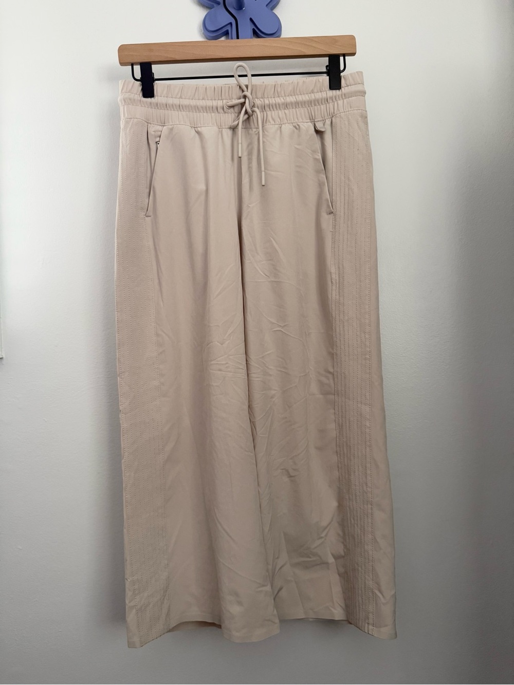 Athleta 4 Petite Avenue Wide Leg Crop Pants Beige Sand Lightweight Outdoor